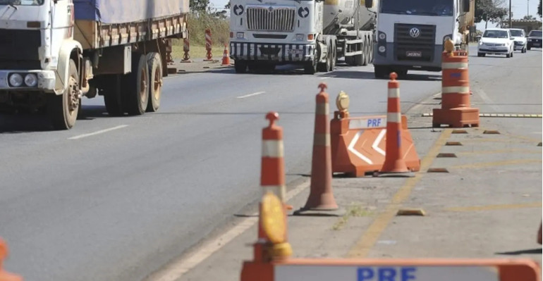 prf-quase-44-das-mortes-nas-estradas-envolvem-veiculos-de-carga1771895110-1450x850-01938be5_1.jpg
