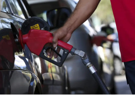 Governo-adia-reuniao-que-pode-aumentar-etanol-na-gasolina-para-32.jpg