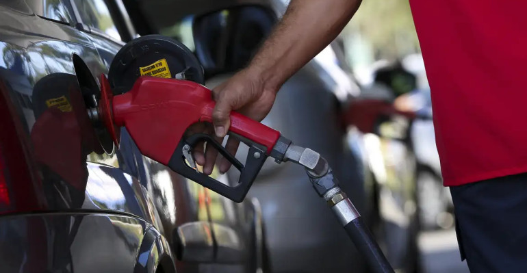 Governo-adia-reuniao-que-pode-aumentar-etanol-na-gasolina-para-32.jpg